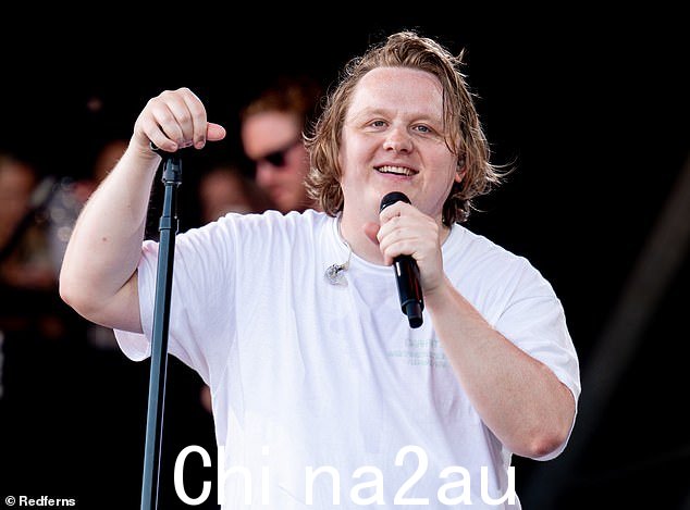 有趣:刘易斯·卡帕尔迪 (Lewis Capaldi) 在周六下午的格拉斯顿伯里演出期间对红箭乐队 (Red Arrows) 飞行表演做出了搞笑的反应