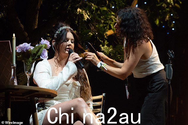 头发问题:这位 38 岁的歌手迟到了 30 分钟,并带来了一位发型师,以便她可以在表演时完成头发