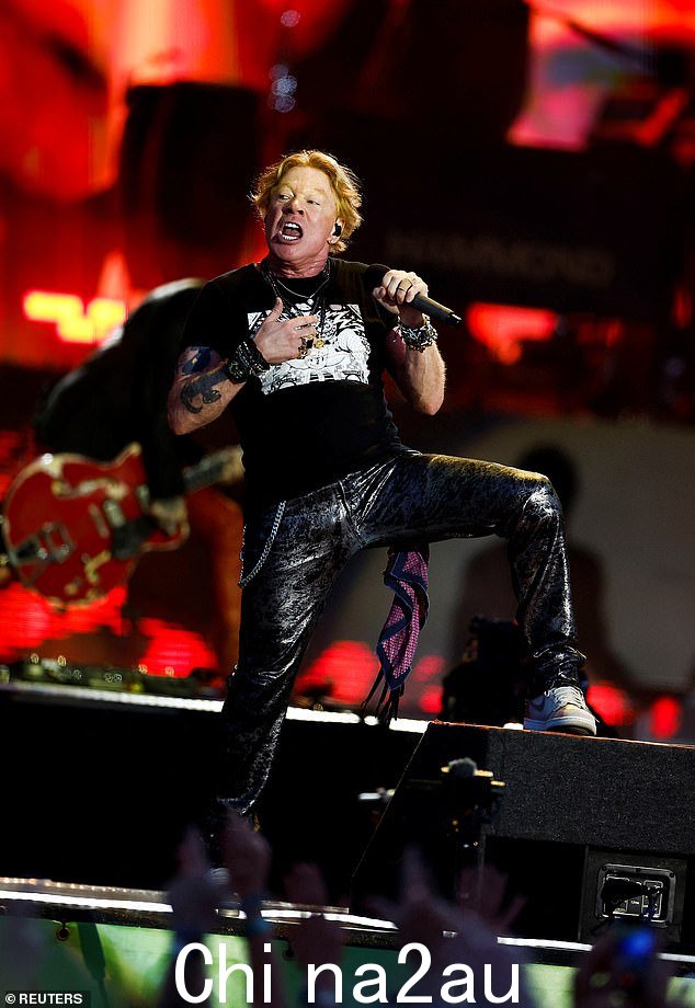 时尚:Axl Rose,61 岁,穿着皮革长裤和黑色图案 T 恤,搭配白色运动鞋,塑造出前卫的身材