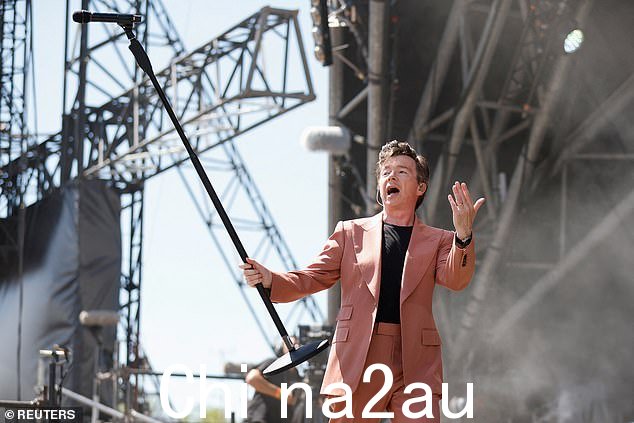 不行!虽然流行歌迷可能会很高兴,因为他还演唱了 Harry Styles 的 As It Was