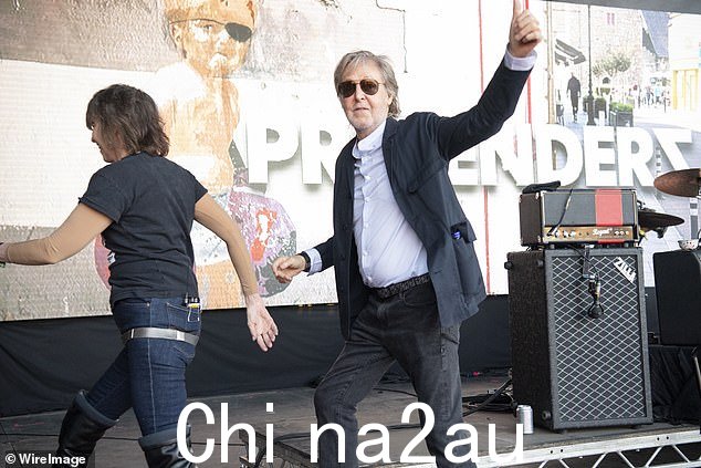 嘉宾:伪装者乐队还邀请保罗·麦卡特尼在另一场精彩的客串演出中登台表演