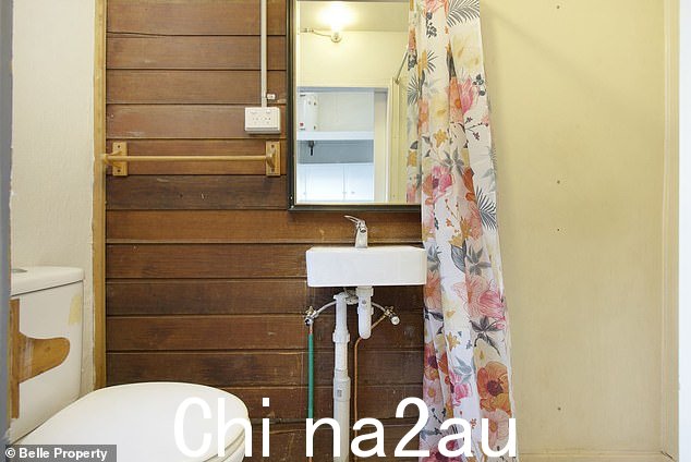 虚拟检查笔记中的麦昆女士小浴室与主空间相连，形成公寓中仅有的两个房间” /></p><p style=