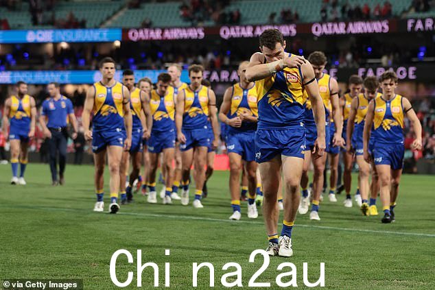 老鹰队队长卢克·舒伊 (Luke Shuey) 带领老鹰队在被悉尼天鹅队击败后,带领着饱经风霜的老鹰队离开了 SCG