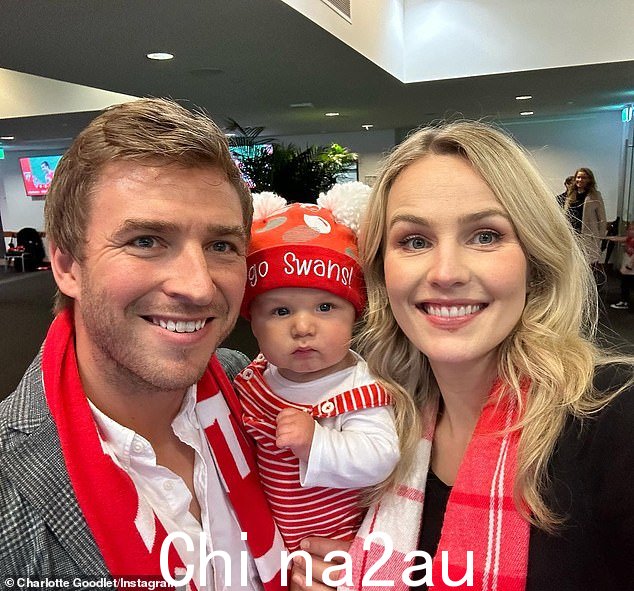 Kieran Jack 和 Charlotte Goodlet 在 12 月迎来了他们的第一个孩子,儿子 Alfred Nelson Jack。所有图片