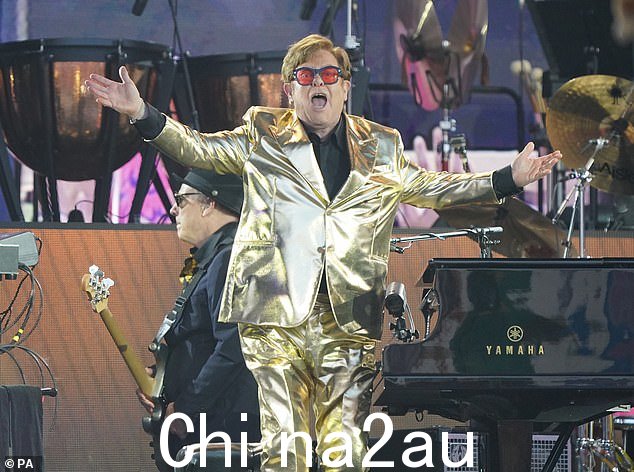 含泪:当音乐嘉宾在舞台上向他致敬时,流行歌星埃尔顿爵士摘下著名的红色眼镜擦干眼泪