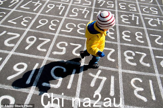 大卫告诉其中一个人他的生殖器出了“意外”,突然全校都知道了并嘲笑他