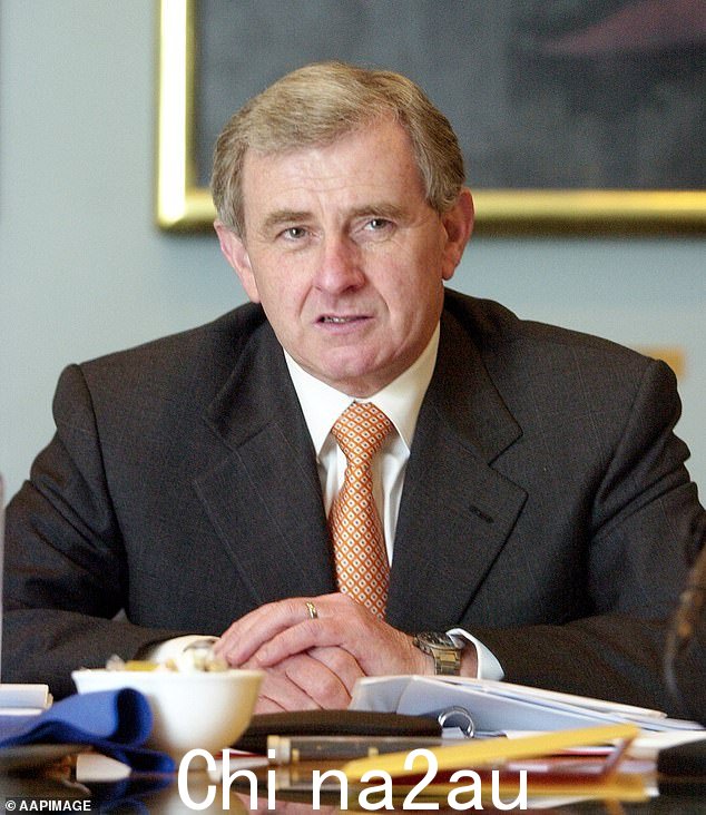 Kim Beazley 在 2001 年联邦选举中输给 John Howard 后,Crean 先生毫无异议地当选为工党领袖和反对党领袖