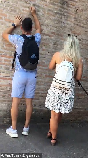 在视频中,拍摄这段视频的英语男子对另一个人说:'你是认真的吗?这真是个操蛋的家伙。愚蠢的 a*****e'