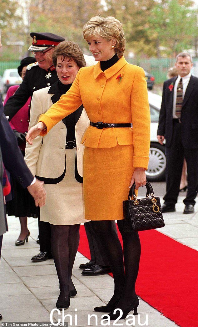 时尚作家们注意到,戴安娜王妃与 Dior 的爱情故事始于她于 1996 年与国王、当时的查尔斯王子离婚后获得自由的初期。与 Lady Dior 包合照,该包以名字命名her