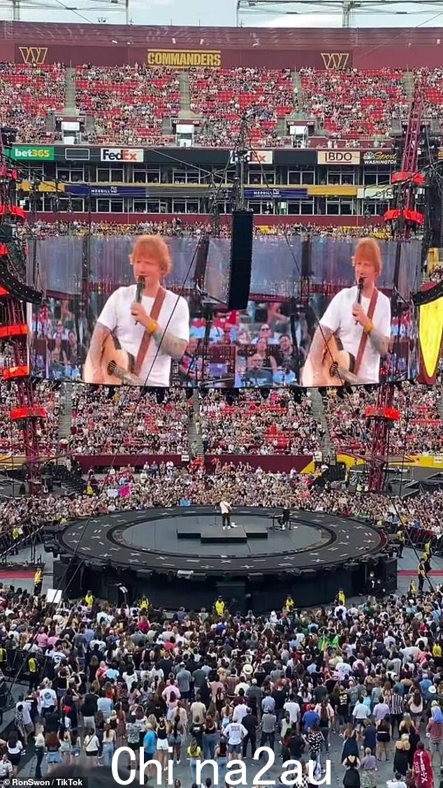 最后一分钟补充:32 岁的埃德·希兰 (Ed Sheeran) 在周六的头条节目中表演了早期的开场曲,此前他最初的开场表演者 28 岁的赫莱德 (Khlaid) 遭遇了车祸