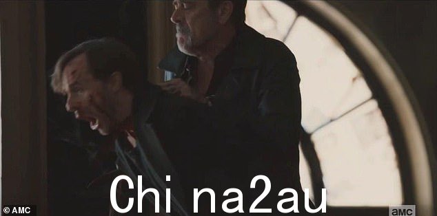 喉咙被切开:尼根割开男人的喉咙,鲜血如雨点般洒落在布拉兹身上