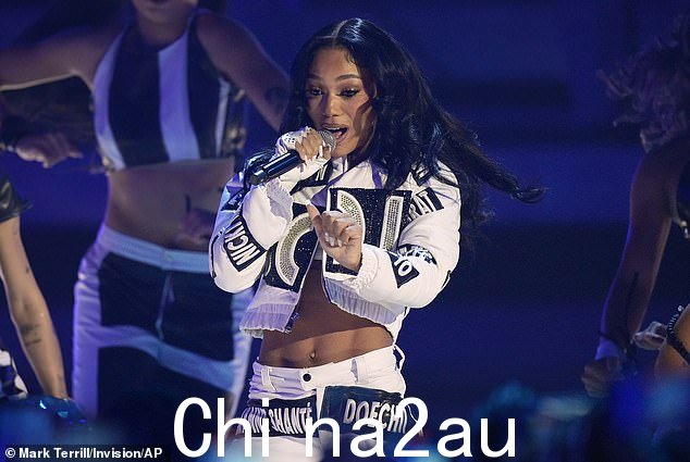 Coi Leray 在 Busta Rhymes 致敬期间表演了《玩家》表演