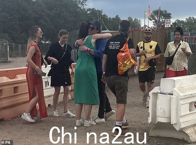 比阿特丽斯公主(图左二)和她的丈夫 Edo Mapelli Mozzi(图拥抱朋友)被发现在格拉斯顿伯里音乐节最后一天与朋友们打招呼