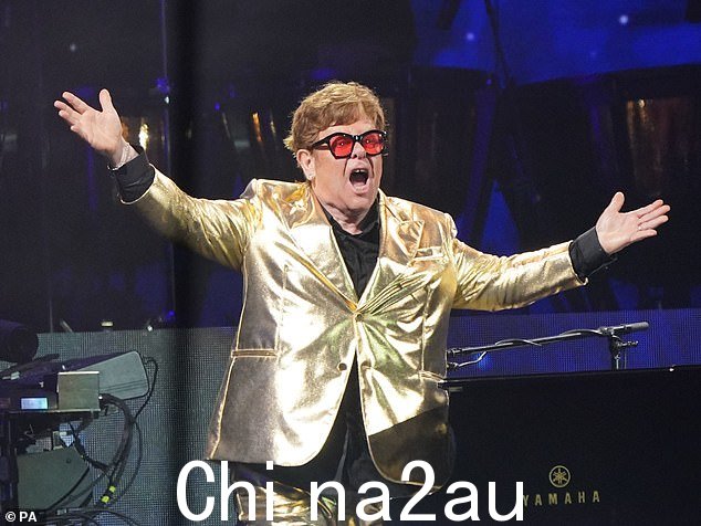 标志性的:埃尔顿爵士表演了一场两小时的演出,以 The Who's Pinball Wizard 的翻唱开场,并以大约 21 首曲目和四首二重唱结束,最后是一眼就能认出的 Rocket Man