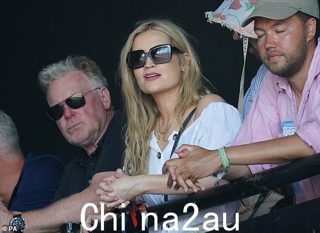 正在观看:其中,安德鲁·加菲尔德 (Andrew Garfield) 和劳拉·惠特莫尔 (Laura Whitmore) 是崇拜这位明星的少数名人