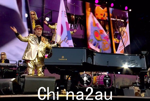 着装时尚：这位 76 岁的超级巨星歌手穿着金色西装走上舞台，然后在烟花燃放时坐在钢琴前