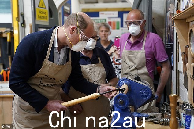 威廉王子在多塞特郡之行期间参与了这一行动,在那里他了解了慈善机构如何帮助无家可归的人