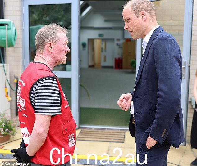 威廉王子开始了为期两天的英国之旅,以发起他的Homewards倡议。他的第一站是伦敦南部的Mosaic Clubhouse。他会见了俱乐部的多位成员讨论他们的经历 - 并了解该组织如何帮助他们 - 包括他去年夏天遇到的 Big Issue 卖家 Dave Martin(如图)