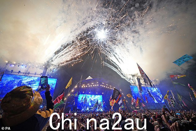 难以置信:埃尔顿的烟花照亮了天空表演了闭幕表演