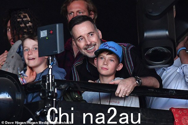 观看爸爸!他的丈夫大卫·弗尼什 (David Furnish) 和他们的孩子,以及包括大卫·威廉姆斯 (David Walliams) 和辣妹组合 (Spice Girls) 在内的名人朋友都观看了这部“生命肯定”剧,据报道,他们准备与他一起观看演出结束后的炫目派对