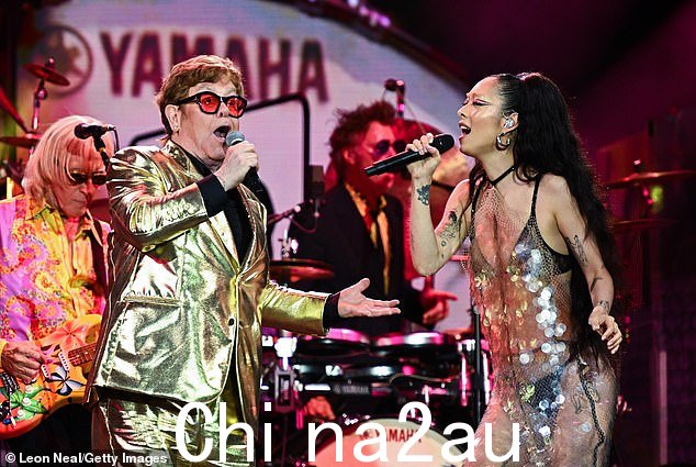 动态二人组:两人在沃西农场为一大群人表演时互相较量