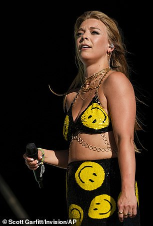 还在微笑! Becky Hill 表演了一系列她最热门的歌曲