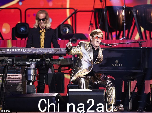 第一次:埃尔顿爵士以前从未在格拉斯顿伯里的金字塔舞台上表演过,直到这可能是他在英国的最后一场演出