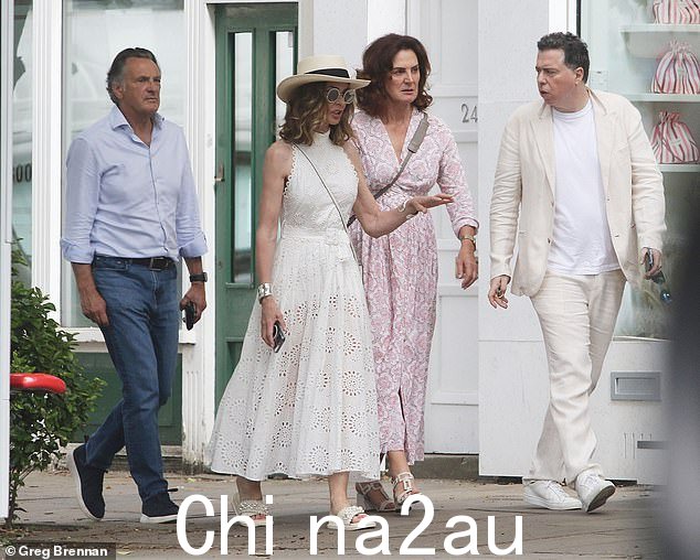 炫耀她的风格:Trinny 和那个男人和两个朋友一起在阳光下度过时光
