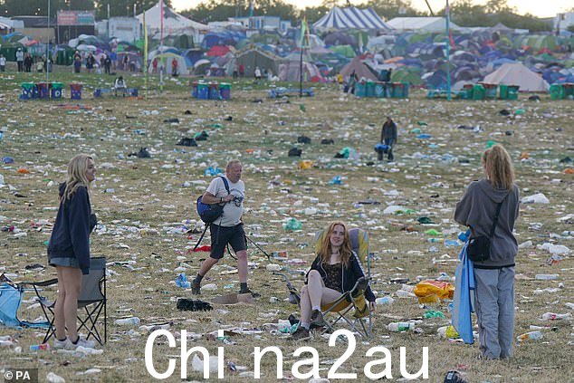 人今天有人看到离开萨默塞特沃西农场的格拉斯顿伯里音乐节 - 场地被垃圾覆盖