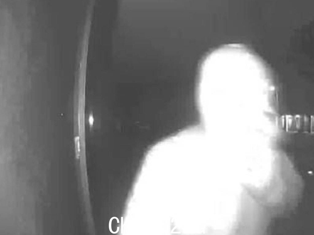 一个穿着什至的人身穿连帽衫的男子被拍到试图闯入温德姆谷朱比利庄园的一所房子。” /></p><p style=