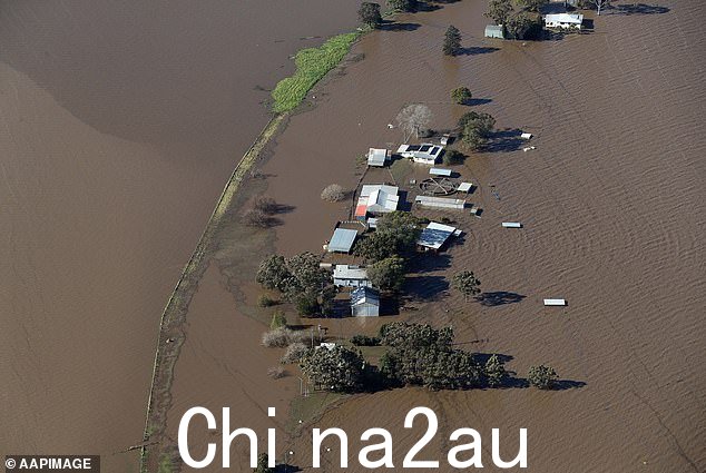如果有 50 -年 如果有洪水风险，需缴纳 20% 押金。图为 2022 年新南威尔士州严重洪水中被淹没的房屋