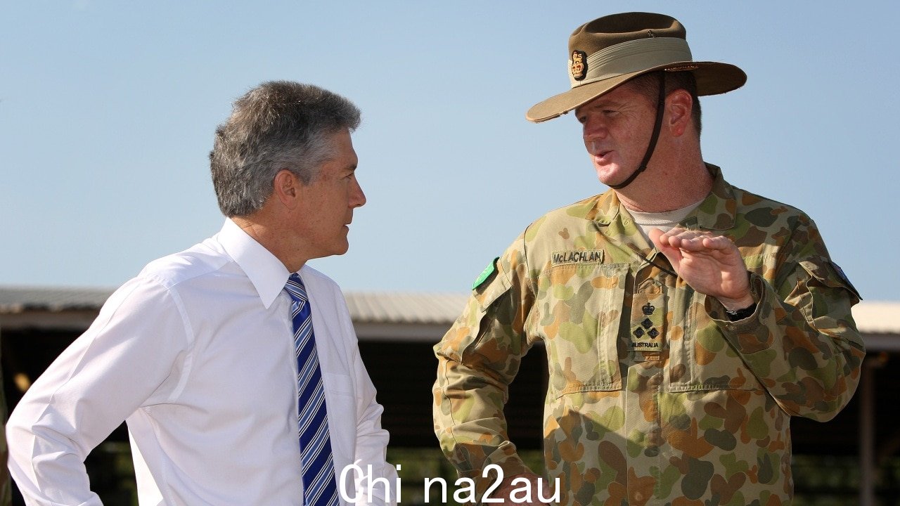 Gus McLachlan（与时任国防部长史蒂芬·史密斯合影）在澳大利亚军队服役 37 年，以少校军衔退役一般。图片：提供