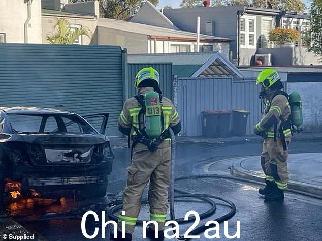 周二早上,消防队员参加泽特兰另一辆被烧毁汽车的现场