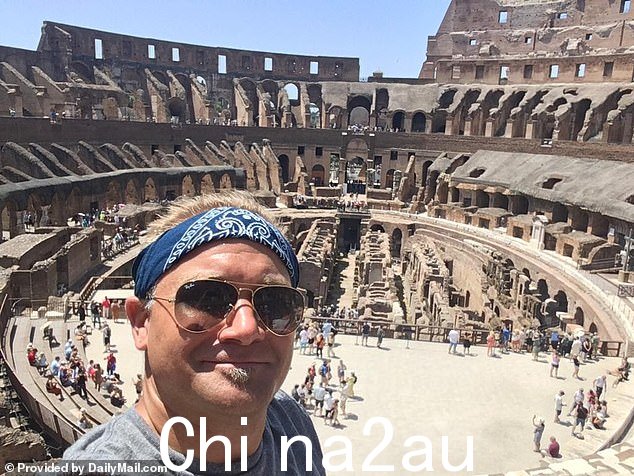 38 岁的地理学家瑞安·卢茨 (Ryan Lutz) 拍摄了这名游客使用一组钥匙将名字刻在这座拥有 1,937 年历史的建筑的石墙上的过程
