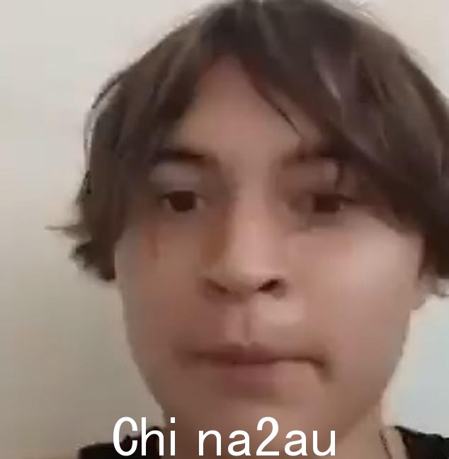 德黑兰对着镜头讲话的视频在网上疯传,他和同学 Mykyta Khanhanov 因勇敢和英雄事迹而受到赞扬