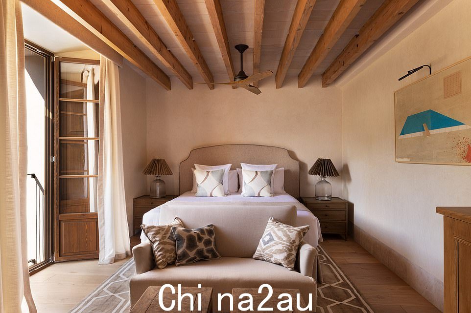 酒店拥有 26 间客房和套房,坐落在一座 16 世纪的 finca(乡村庄园)内,“种满了杏仁树、橄榄树、葡萄树和柑橘树”