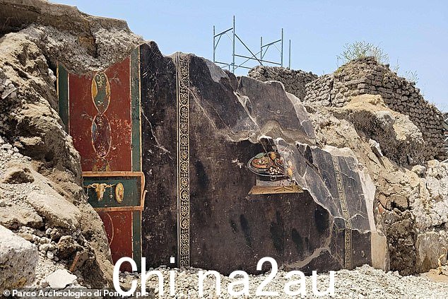 这幅具有 2000 年历史的画作是在最近对这个庞大的考古遗址进行挖掘时在一堵半崩塌的墙壁中间发现的