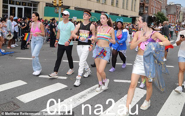家庭:诺亚参加一年一度的纽约 LGBTQ 骄傲游行时,他的粉丝们很高兴。他在妈妈卡琳和爸爸米切尔的陪同下