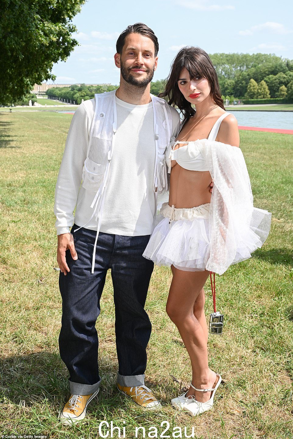 大日子:人们看到她与 Simon Porte Jacquemus 合影,庆祝设计师令人难以置信的时装秀