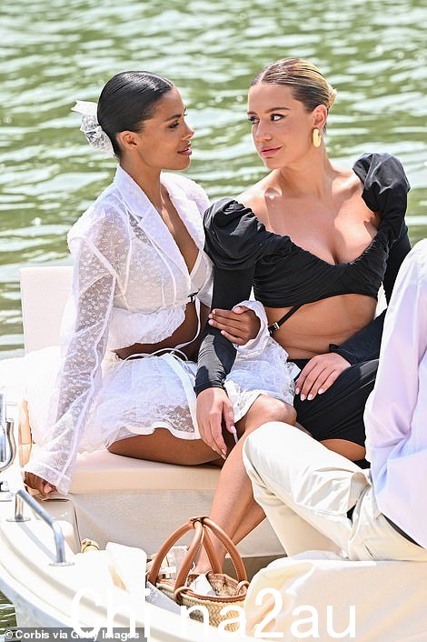 咯咯笑:Tina Kunakey 和 Adèle Exarchopoulos 似乎玩得很开心