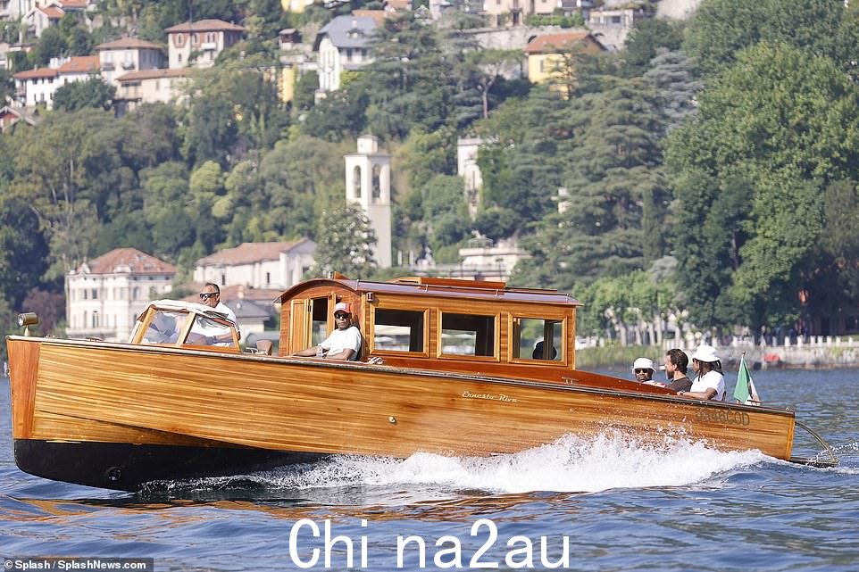 起航!朋友们一起聊天,一起欣赏湖景