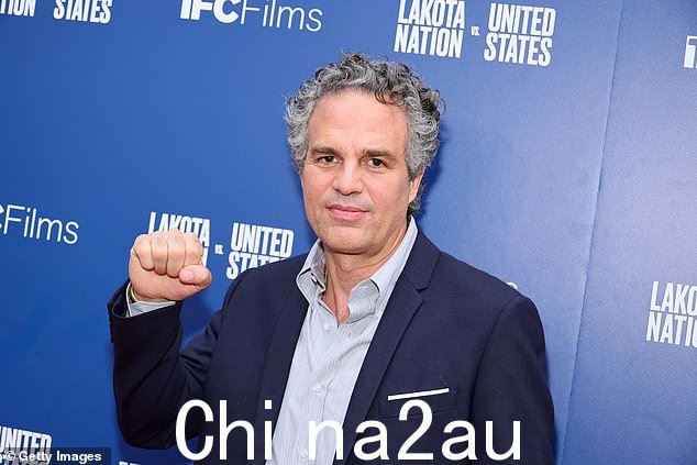 看起来很犀利:这位漫威电影宇宙明星在放映时穿着深蓝色西装、浅蓝色正装衬衫、无领带和黑色正装鞋,看起来很犀利