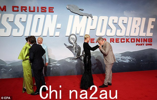常规:电影制片人Cristopher 还与 Tom 合作拍摄了许多其他大片,包括《侠探杰克》和《壮志凌云》。他穿着沙装和配套衬衫,看上去很帅气