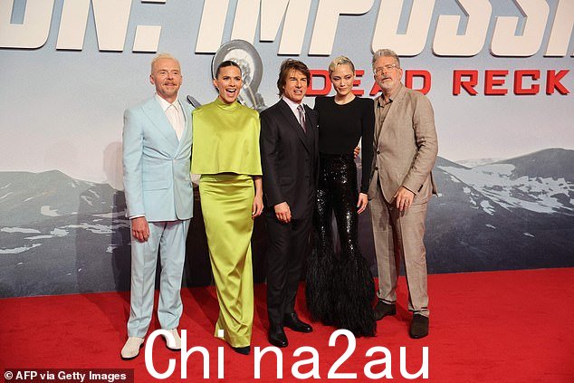 “。这位美国队长女演员穿着优雅的套装,搭配一双传统的黑色细高跟鞋,在长及及地的服装下几乎看不见。"