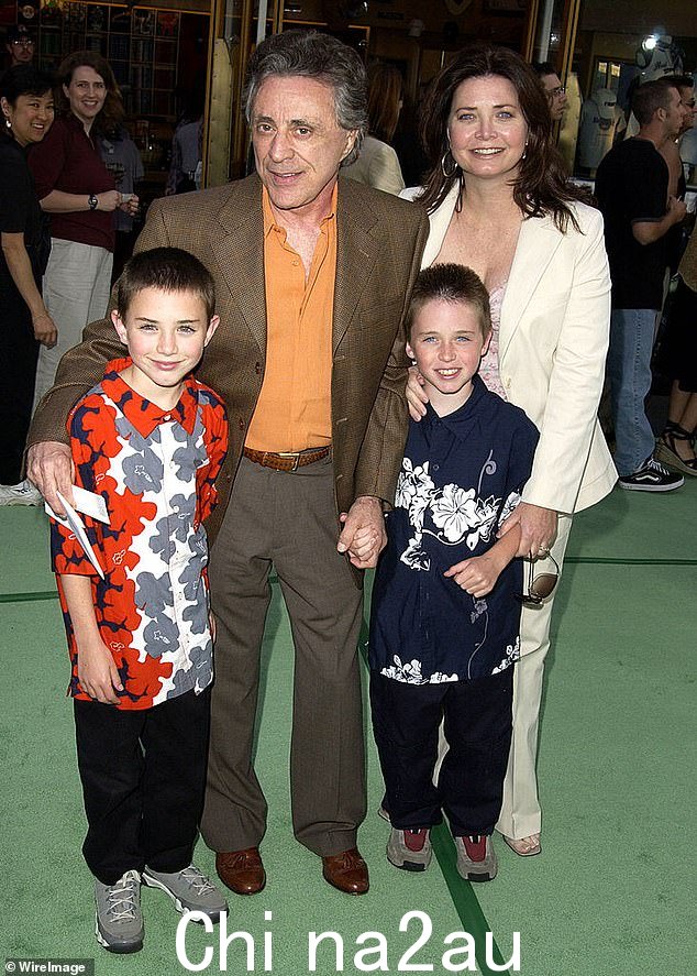 后来,他于 1984 年与 Randy Clohessy 结婚,并育有三个儿子(见于 2003 年)