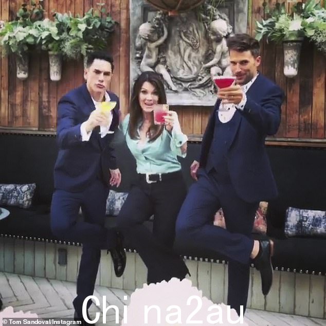 餐厅老板:汤姆和凯蒂·马洛尼 (Katie Maloney) 40 岁的前夫(右,2018 年拍摄)也是西好莱坞 Tom Tom Restaurant & Bar 的初级合伙人由他的老板 Lisa Vanderpump (M) 和她的丈夫 Ken Todd