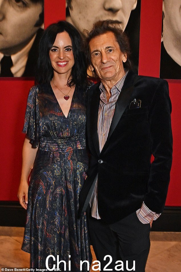 大牌人物:罗尼·伍德 (Ronnie Wood) 和他的妻子莎莉 (Sally) 也参加了这场众星云集的活动,当晚夫妻俩手挽手摆出姿势
