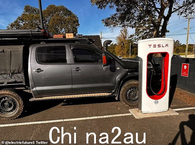 特斯拉司机猛烈抨击周二，一辆运动型多功能车停在悉尼南部卧龙岗的电动汽车充电站（如图）