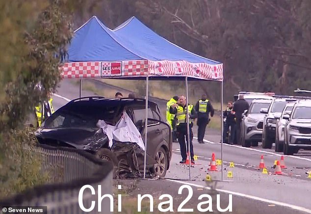 一名十几岁的女孩死了周三早上，她乘坐的被盗汽车在维多利亚州乡村的休姆高速公路上与一辆卡车相撞（如图，事故现场的警察）” /><p><p style=