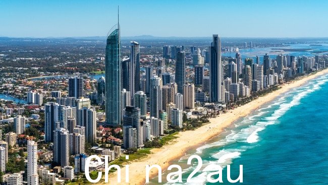 昆士兰已被命名黄金海岸是澳大利亚顶级度假胜地，截至 3 月份的过去一年，有 422 万名游客前往黄金海岸。图片来源：Getty Images。